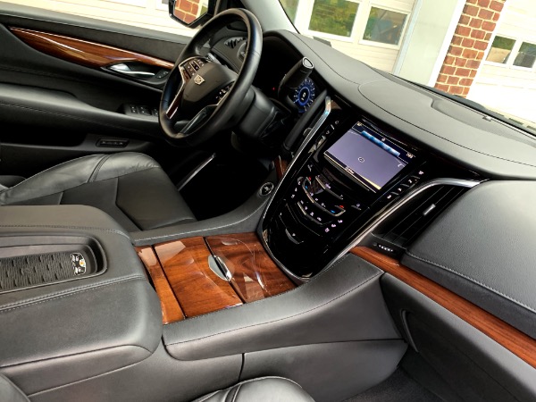 Used-2016-Cadillac-Escalade-Luxury-Collection