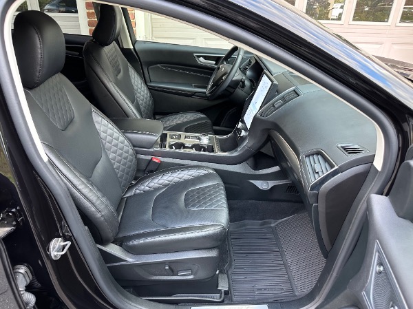 Used-2023-Ford-Edge-Titanium