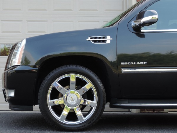 Used-2010-Cadillac-Escalade-Luxury